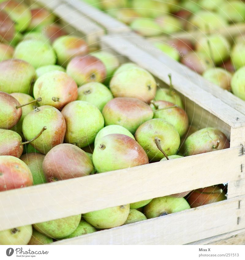 Birnenkiste Lebensmittel Frucht Ernährung Bioprodukte frisch lecker saftig süß grün Obstkiste Ernte Wochenmarkt Obstverkäufer Obstladen Farbfoto Nahaufnahme