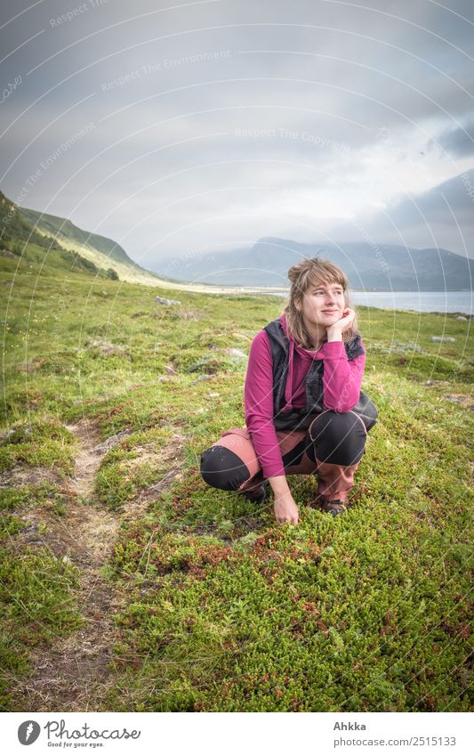 Junge Frau träumt in nordischer Landschaft Wohlgefühl Zufriedenheit Erholung ruhig Ferien & Urlaub & Reisen Ausflug Ferne Freiheit Sommerurlaub Berge u. Gebirge