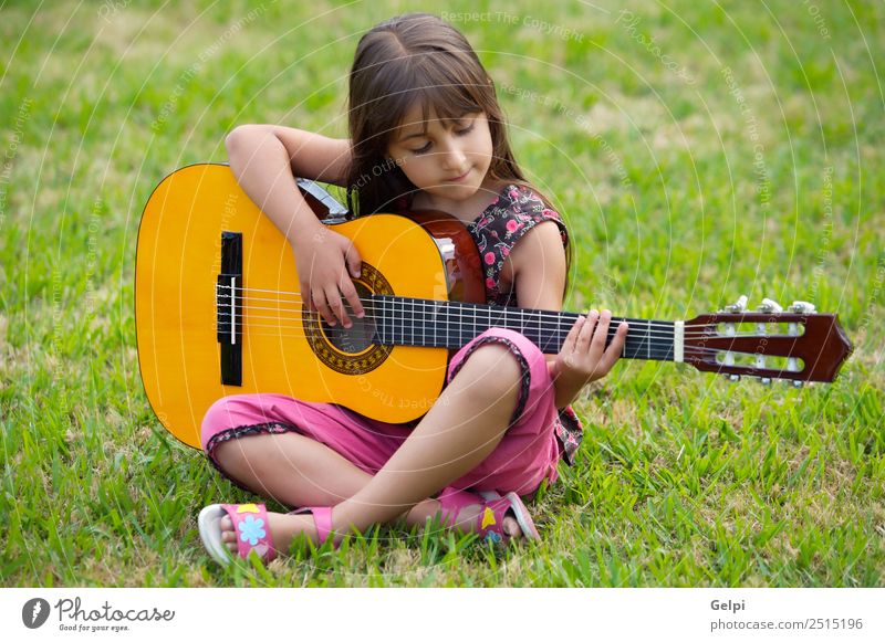 Mädchen mit Gitarre Musik Kind Schule Mensch Junge Musiknoten Blume Gras grün rosa Schüler Spanisch gutaussehend Menschen Instrument Beautyfotografie Schnüre