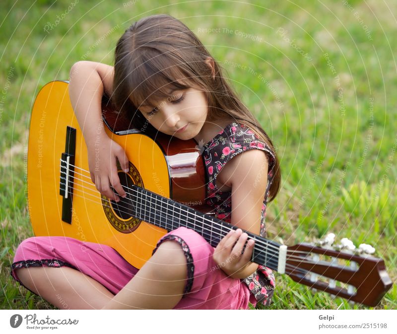 Mädchen mit Gitarre Musik Kind Schule Mensch Junge Musiknoten Blume Gras grün rosa Schüler Spanisch gutaussehend Menschen Instrument Beautyfotografie Schnüre