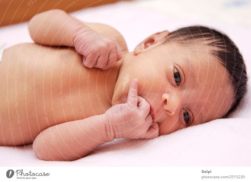 schönes und schönes Baby auf einem rosa Handtuch Körper Kind Kleinkind Frau Erwachsene Eltern Mutter Mund Wärme Lächeln Liebe klein neu niedlich weich reizvoll