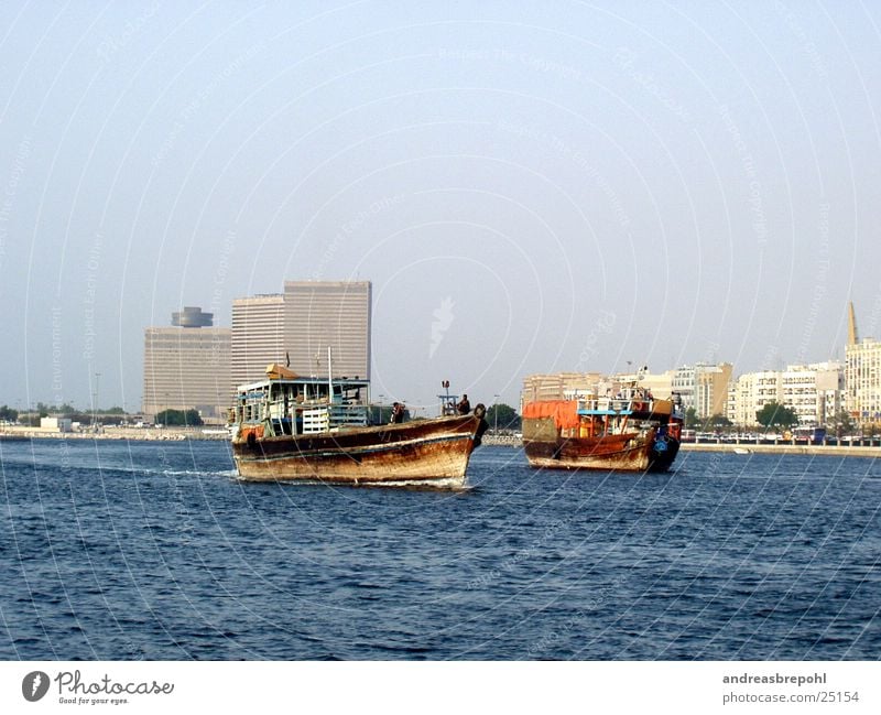 neu und alt in dubai Dubai Wasserfahrzeug Holz Hotel Schifffahrt Fluss