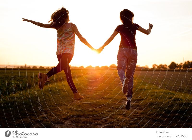 sun | jump feminin Junge Frau Jugendliche 2 Mensch Natur Wolkenloser Himmel Sommer Schönes Wetter Feld springen elegant Fröhlichkeit Zusammensein Stimmung Glück