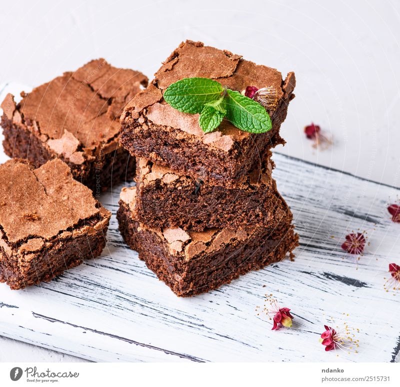 Stücke gebackener Brownie-Pastete Kuchen Dessert Süßwaren Tisch Küche Essen dunkel frisch lecker braun weiß Schokolade Hintergrund süß Stapel gebastelt Snack