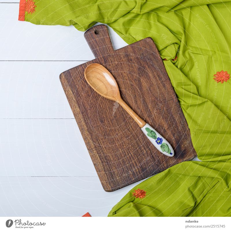 altes Küchenschneidebrett Löffel Holz oben retro braun grün Serviette Schiffsplanken Utensil Handtuch Schneiden Objektfotografie leer Lebensmittel altehrwürdig