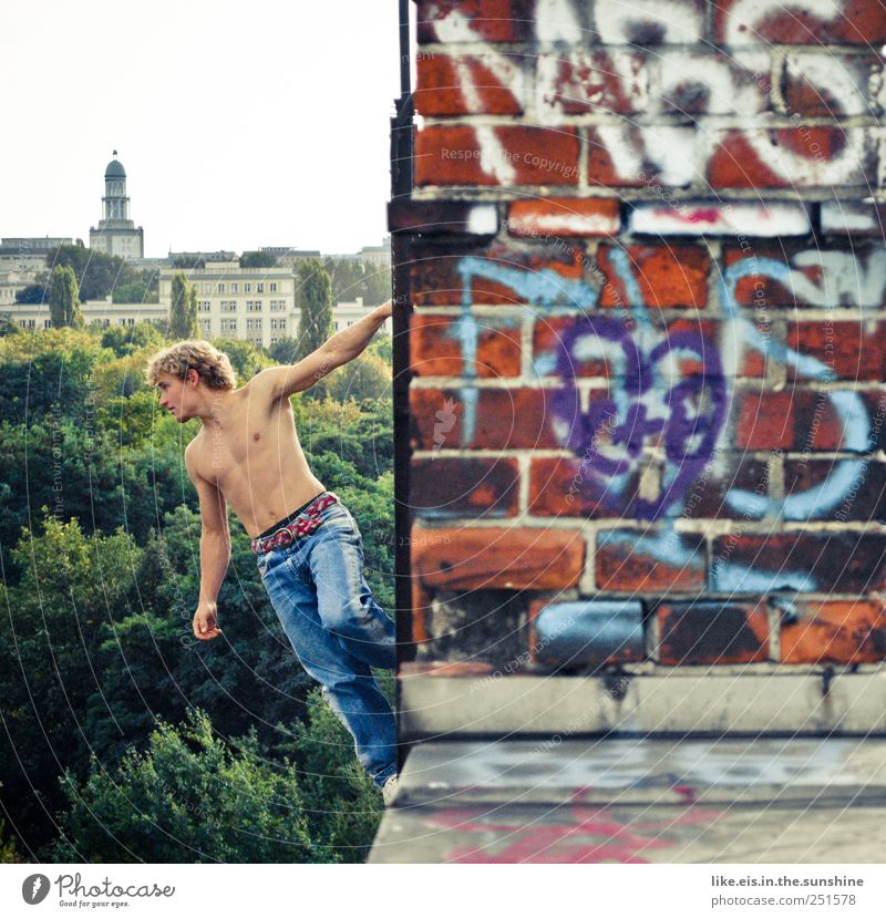 großstadtkinder-spielplatz Klettern Bergsteigen maskulin Junger Mann Jugendliche Partner Bauch 1 Mensch 18-30 Jahre Erwachsene Skyline Bauwerk Gebäude Mauer