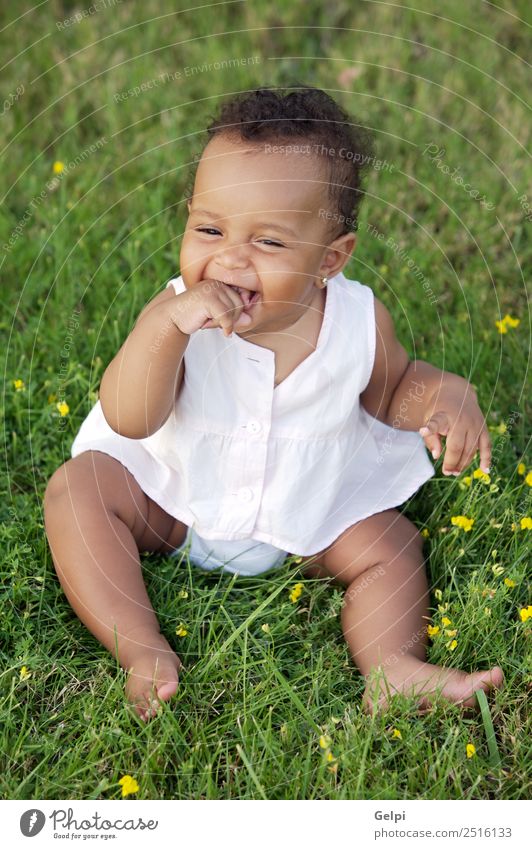 bezauberndes glückliches Baby auf dem grünen Gras Glück schön Körper Garten Kind Kleinkind Frau Erwachsene Eltern Mutter Wärme Lächeln Liebe Fröhlichkeit klein