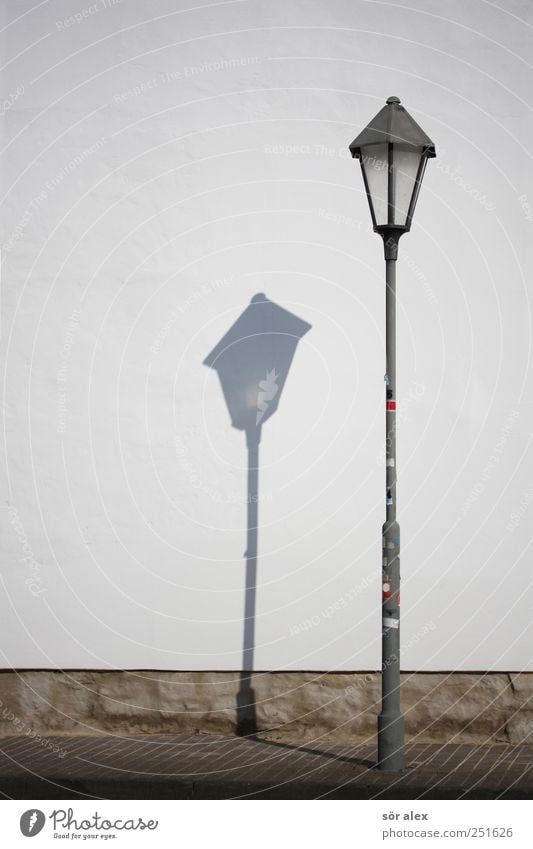 Licht und Schatten Kleinstadt Bauwerk Bürgersteig Straßenbeleuchtung Laternenpfahl Mauer Wand weiß Einsamkeit vergessen Farbfoto Außenaufnahme Menschenleer