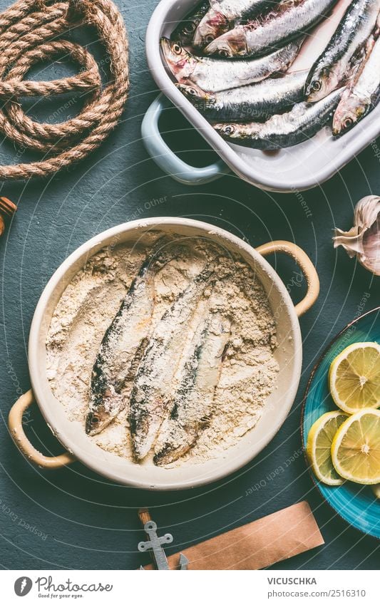 Sardinen in Paniermehl auf dem Küchentisch Lebensmittel Fisch Ernährung Mittagessen Abendessen Vegetarische Ernährung Diät Geschirr Stil Design