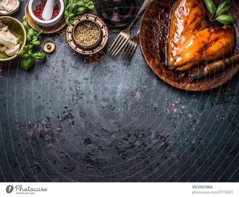 Marinierte Hühnerbrustfilet in Herzform mit Zutaten Lebensmittel Fleisch Kräuter & Gewürze Öl Ernährung Mittagessen Abendessen Bioprodukte Diät Geschirr Gabel