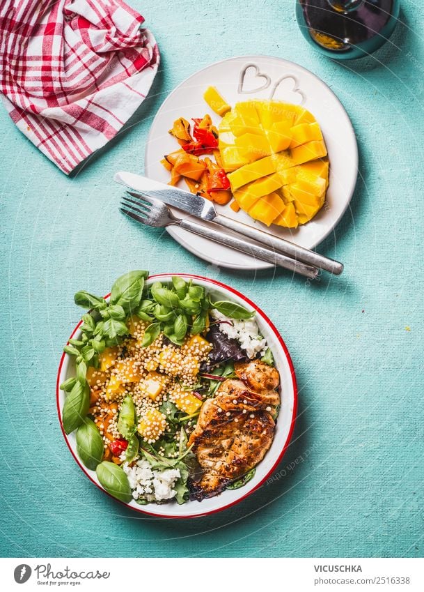 Gesunder Salat mit Hähnchenbrust und Mango Lebensmittel Fleisch Gemüse Salatbeilage Frucht Ernährung Mittagessen Abendessen Büffet Brunch Bioprodukte Geschirr