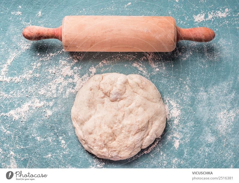 Teig und Teigroller Lebensmittel Teigwaren Backwaren Brot Ernährung Geschirr Stil Design Tisch Küche Hintergrundbild Pizza Kuchen Nudelholz backen Farbfoto