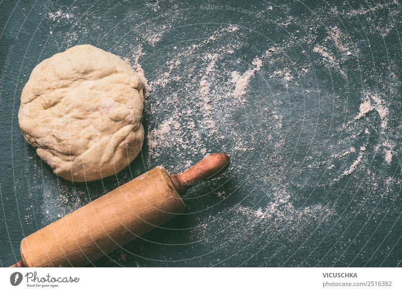 Teig und Teigrolle auf dem Tisch mit Mehl Lebensmittel Teigwaren Backwaren Ernährung Stil Design Küche Feste & Feiern Hintergrundbild Pizza Nudelholz Plätzchen