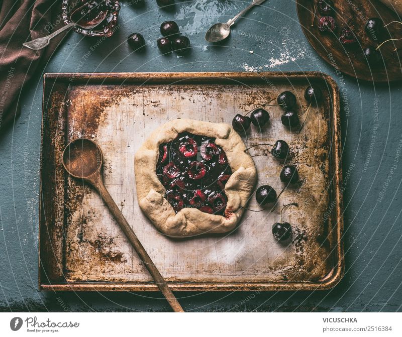 Kirschen Kuchen zubereiten. Kirschen Galette Lebensmittel Frucht Teigwaren Backwaren Ernährung Bioprodukte Geschirr Stil Design Häusliches Leben Tisch Küche