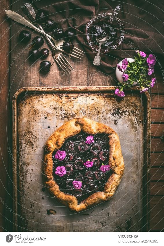 Pflaumenkuchen auf rustikalem Küchentisch Lebensmittel Frucht Kuchen Dessert Ernährung Bioprodukte Geschirr elegant Stil Sommer Häusliches Leben Tisch Design