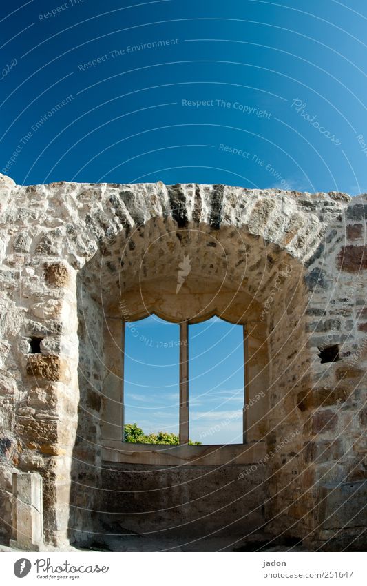 fenster zum himmel. Häusliches Leben Haus Traumhaus Hausbau Renovieren Wolkenloser Himmel Ruine Bauwerk Gebäude Architektur Mauer Wand Fenster Denkmal Stein alt