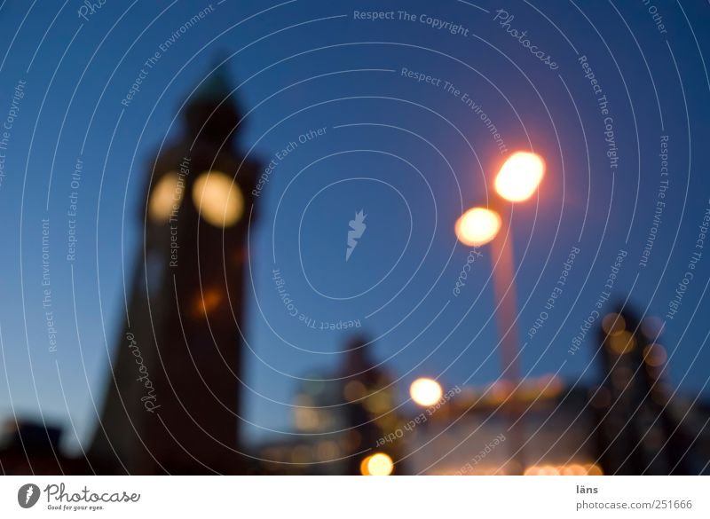 vieraugengespräch Himmel Turm blau Abenddämmerung Laterne Laternenpfahl Bauwerk Anlegestelle Hamburg Außenaufnahme Experiment Menschenleer Licht Unschärfe