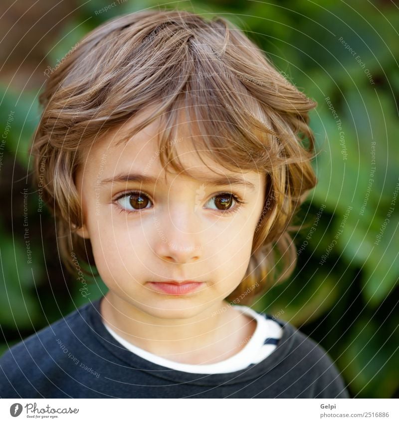 Liebenswertes Kleinkind Freude Glück schön Gesicht Spielen Kind Baby Junge Kindheit Natur Pflanze Baum Park Lächeln lachen Fröhlichkeit klein lustig niedlich