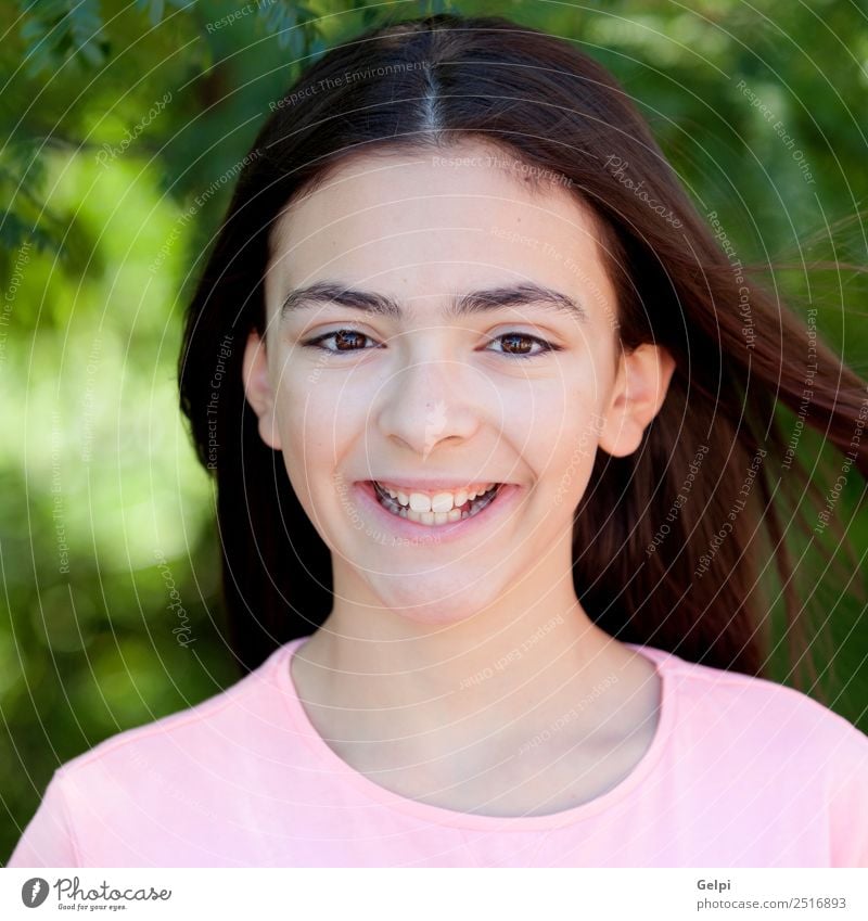 Adorable preteen Mädchen mit Pflanzen des Hintergrunds Lifestyle Freude Glück schön Gesicht Freizeit & Hobby Sommer Kind Schulkind Mensch Frau Erwachsene