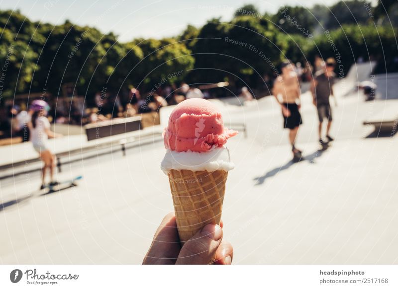 Zwei Kugeln Eis in der Waffel im Skatepark Dessert Speiseeis Süßwaren Lifestyle Freizeit & Hobby Sommer Sonne Party Skateboard Skateboarding Schönes Wetter Bonn