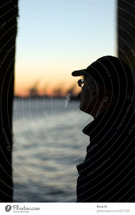 einmal im Hafen nur schlafen... Ferien & Urlaub & Reisen Tourismus Ausflug Sightseeing Städtereise maskulin Mann Erwachsene Männlicher Senior 45-60 Jahre Fluss