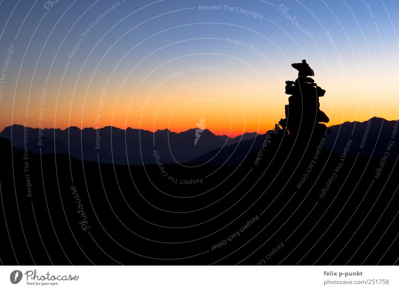 steinmännchen Umwelt Natur Wolkenloser Himmel Horizont Sonnenaufgang Sonnenuntergang Sonnenlicht Herbst Berge u. Gebirge Gipfel Gletscher Gefühle Stimmung Glück