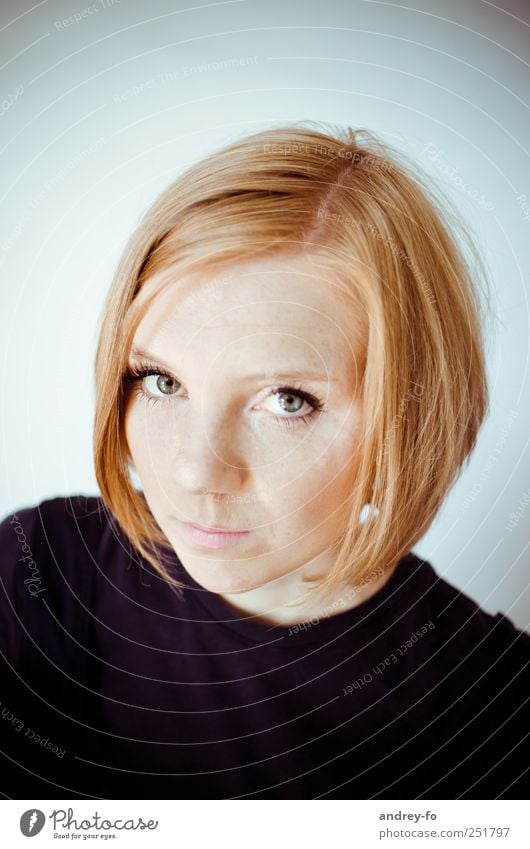 ...in die Augen schauen. Junge Frau Jugendliche Erwachsene Haare & Frisuren 1 Mensch 18-30 Jahre rothaarig Blick schön Stimmung ruhig Interesse Neugier seriös