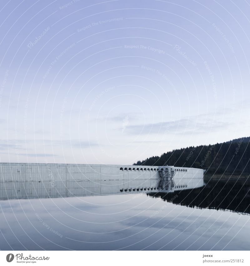 Die Mauer Wasserkraftwerk Himmel Schönes Wetter Wald See Menschenleer Bauwerk Wand Beton gigantisch groß blau grau schwarz Stress Energie Staumauer Stausee