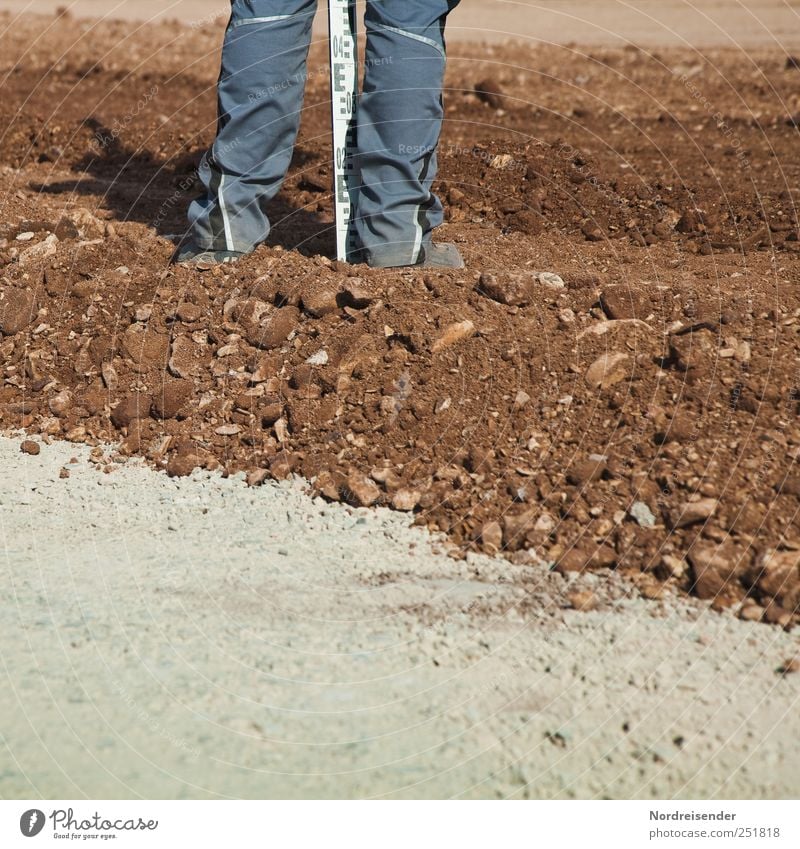 Latte halten Arbeit & Erwerbstätigkeit Beruf Handwerker Arbeitsplatz Baustelle Güterverkehr & Logistik Mensch Beine Erde Verkehrswege Straße Wege & Pfade