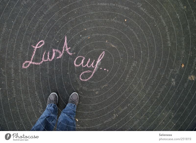 Neues Mensch Beine Fuß 1 Jeanshose Schuhe Turnschuh Stein Beton Zeichen Schriftzeichen stehen Lust Kreide Farbfoto Außenaufnahme Textfreiraum rechts Tag