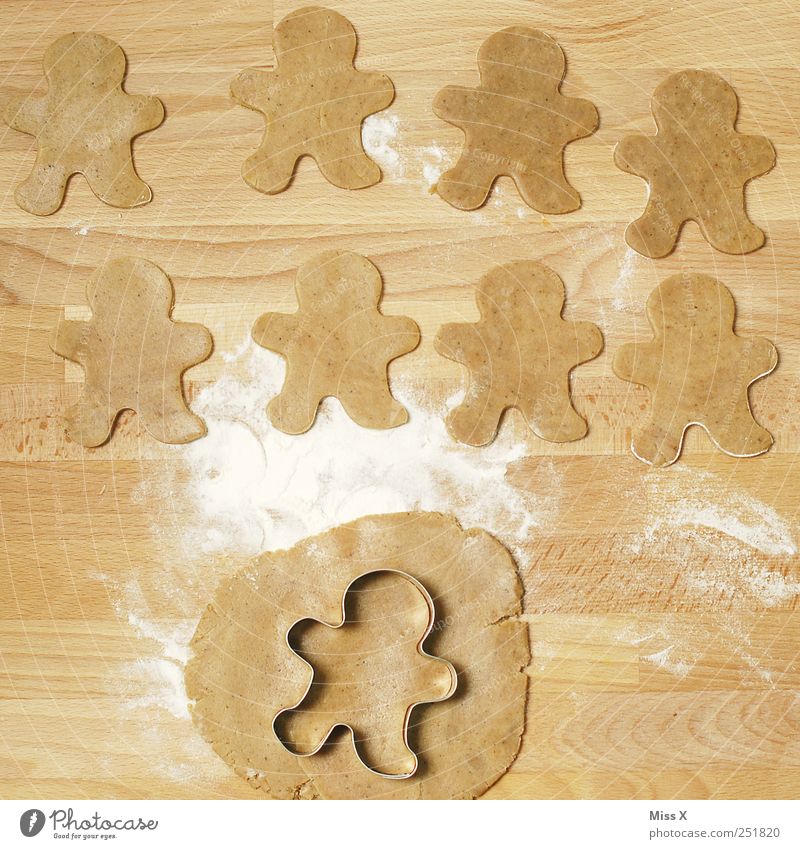 neun kleine Männchen Lebensmittel Teigwaren Backwaren Süßwaren Ernährung lecker süß braun Plätzchen Lebkuchen Mann gingerbread gingerbread man viele Reihe Mehl