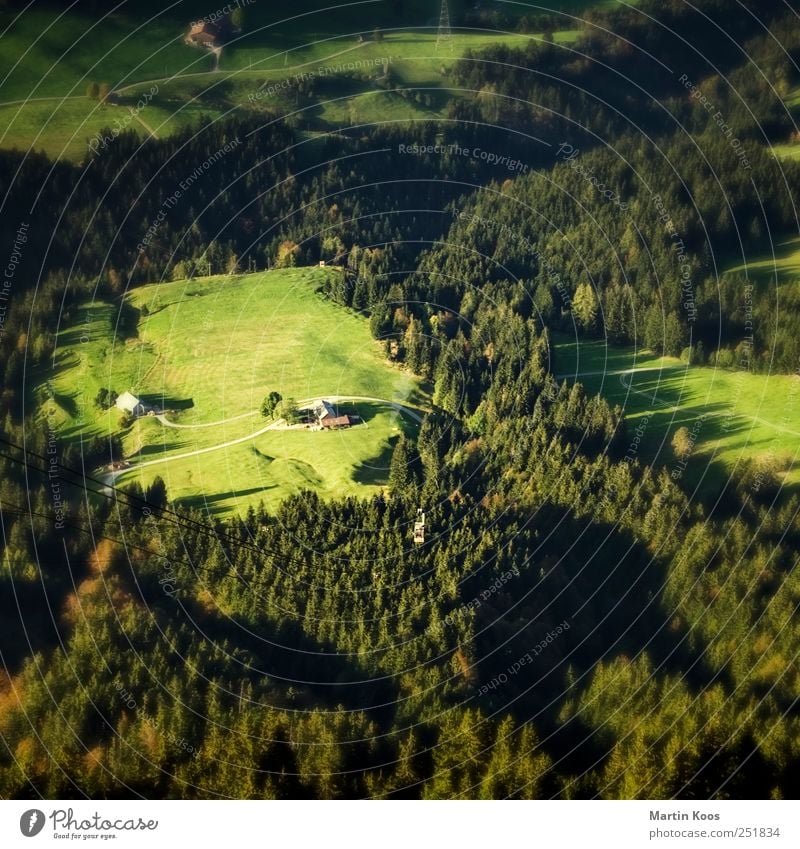 Ein Fleck Land Umwelt Natur Landschaft Schönes Wetter Wiese Wald Hügel Berge u. Gebirge Dorf Haus klein oben unten grün Häusliches Leben Tilt-Shift Lebensraum