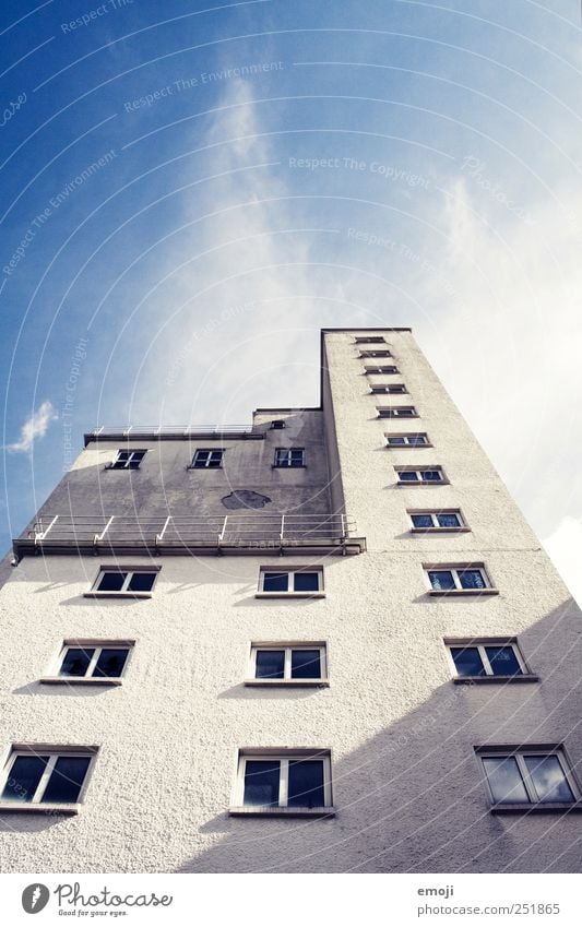 Himmelwächter Haus Hochhaus Industrieanlage Fabrik Bauwerk Mauer Wand Fassade Fenster blau grau Farbfoto Außenaufnahme Menschenleer Textfreiraum oben