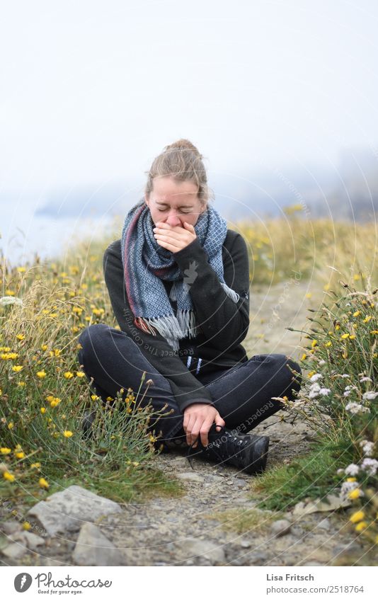 Wandern macht müde. Kleine Pause. Ferien & Urlaub & Reisen Tourismus Ausflug Frau Erwachsene 1 Mensch 18-30 Jahre Jugendliche Natur Landschaft Gras Wiese Schal