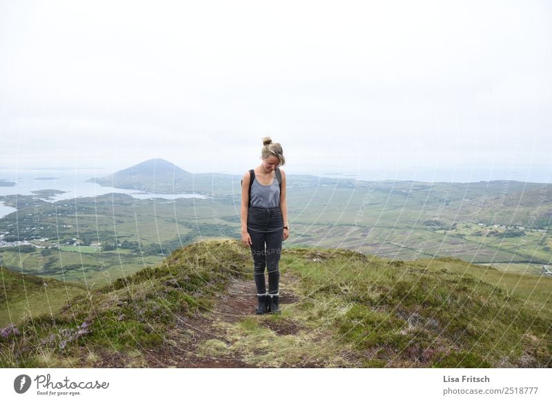 Connemara Nationalpark, Diamond Hill Aufstieg- Irland. Ferien & Urlaub & Reisen Tourismus Abenteuer Ferne Berge u. Gebirge wandern Frau Erwachsene 1 Mensch