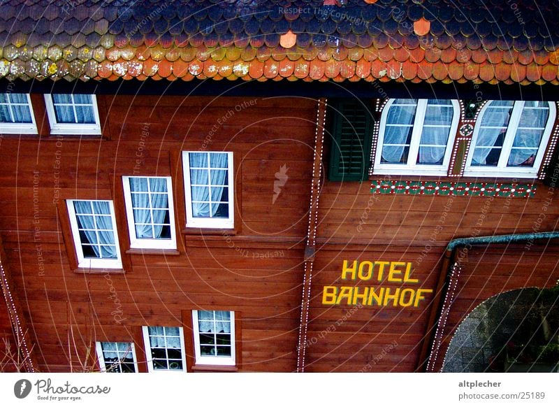 Hotel Bahnhof Fassade Fenster Holz Gardine Haus Architektur