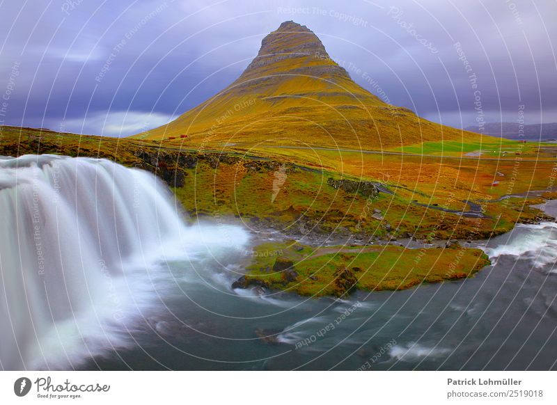 Kirkjufellsfoss Island Ferien & Urlaub & Reisen Tourismus Umwelt Natur Landschaft Wasser Himmel schlechtes Wetter Vulkan Wellen Insel Wasserfall Kirkjufellfoss