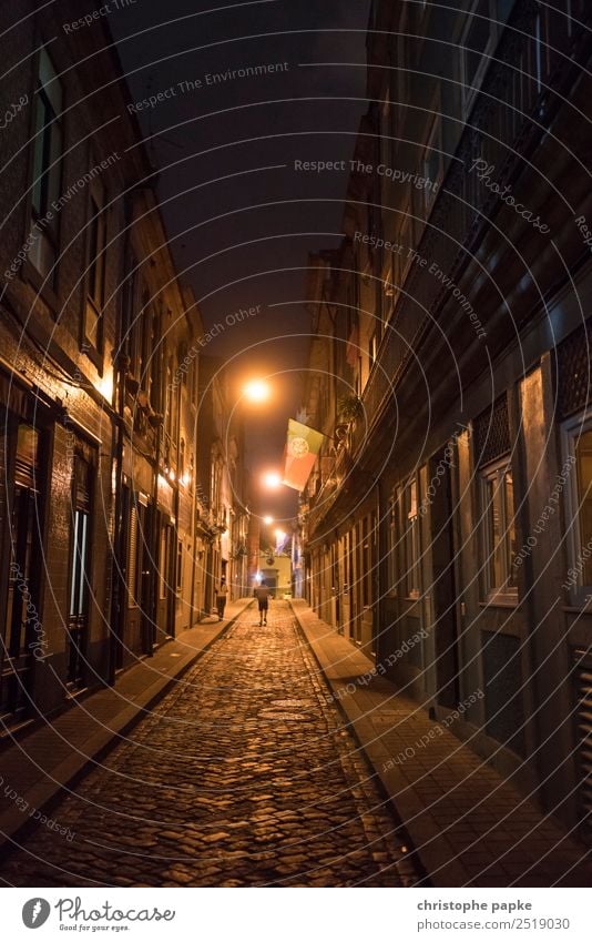 Porto goldenes Licht Ferien & Urlaub & Reisen Städtereise Mensch Portugal Stadtzentrum Altstadt bedrohlich dunkel Gasse Kopfsteinpflaster Farbfoto