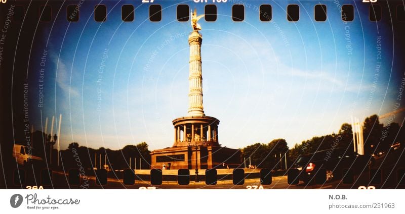 Siegessäule berlin Deutschland europa Hauptstadt Stadtzentrum Bauwerk Sehenswürdigkeit Wahrzeichen Denkmal Erfolg blau gold schwarz Lebensfreude Euphorie