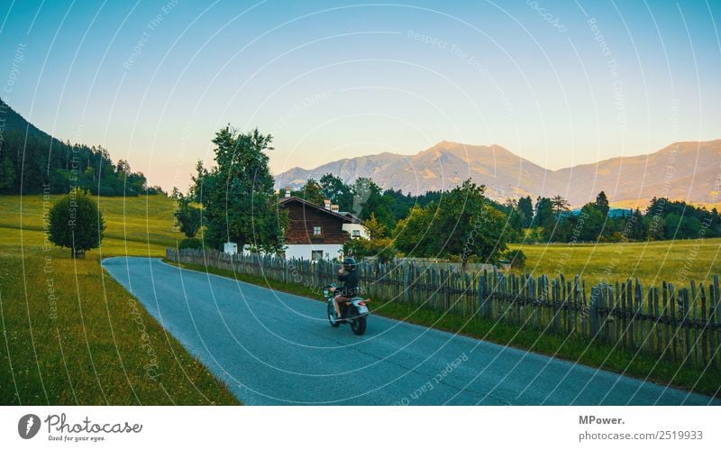 mit dem motorrad durch die berge Umwelt Landschaft Schönes Wetter Alpen Berge u. Gebirge Gipfel Dorf Haus Bauwerk Verkehr Verkehrsmittel Verkehrswege Straße