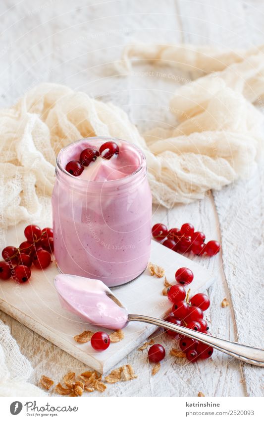 Rote Johannisbeeren und Joghurt Frucht Dessert Ernährung Frühstück Vegetarische Ernährung Diät Schalen & Schüsseln Löffel Sommer frisch hell weiß Hintergrund