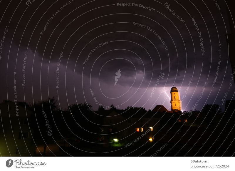 Zeus mag keine Kirchen. Religion & Glaube Himmel Gewitterwolken Nachthimmel schlechtes Wetter Unwetter Blitze hell Eifersucht Wut Rache Macht Zerstörung