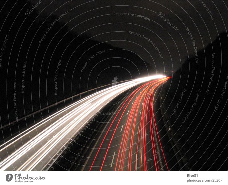 Autobahn bei Nacht Langzeitbelichtung Geschwindigkeit dunkel Verkehr