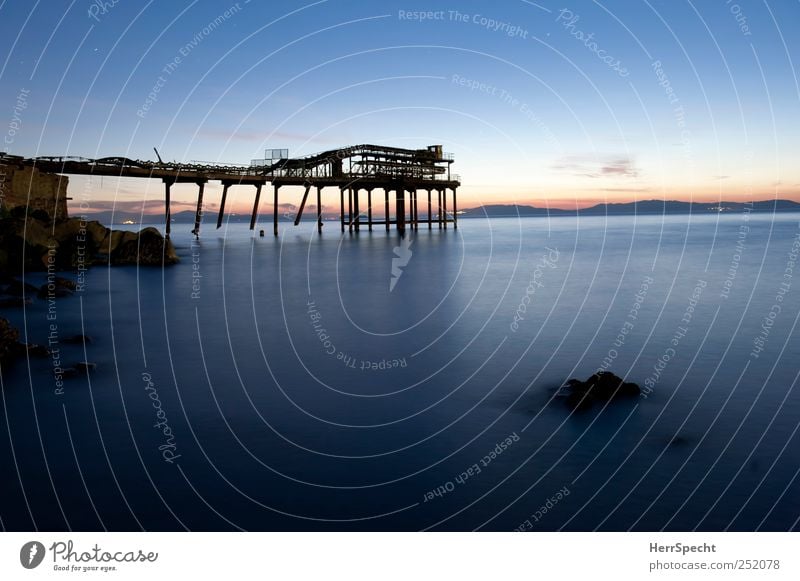 Renovierungsbedürftig Natur Wasser Himmel Wolkenloser Himmel Schönes Wetter Küste Meer Schifffahrt Metall alt kaputt blau Containerterminal Bergbau Ruine