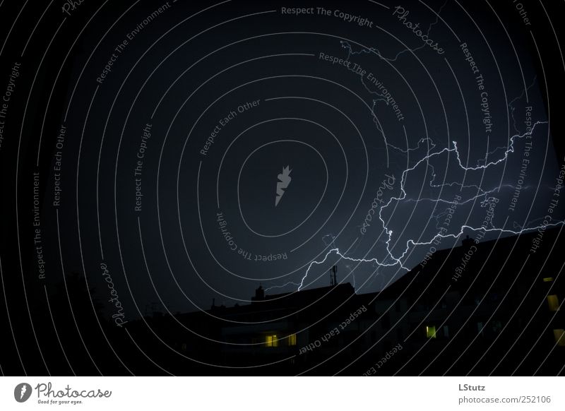 externer blitz Nachthimmel Unwetter Gewitter Blitze bedrohlich blau gelb schwarz weiß Elektrizität elektrisch Naturgewalt Wetterumschwung Unwetterwarnung