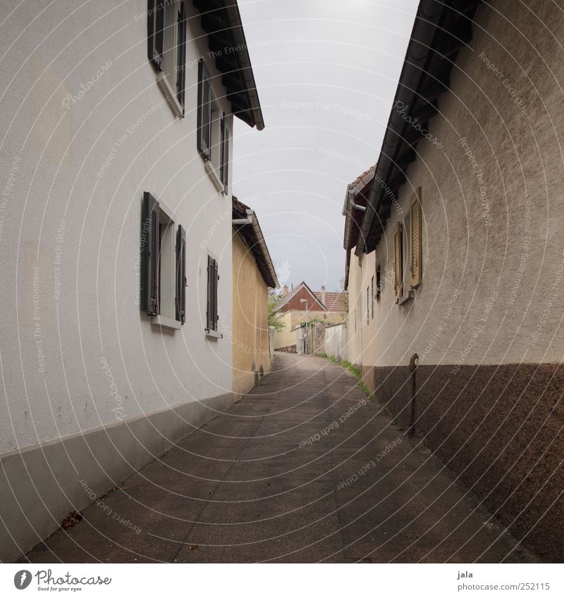 gassi gehen Himmel Dorf Haus Bauwerk Gebäude Architektur Mauer Wand Fassade Fenster Wege & Pfade Gasse Stadt eng Farbfoto Außenaufnahme Menschenleer Tag