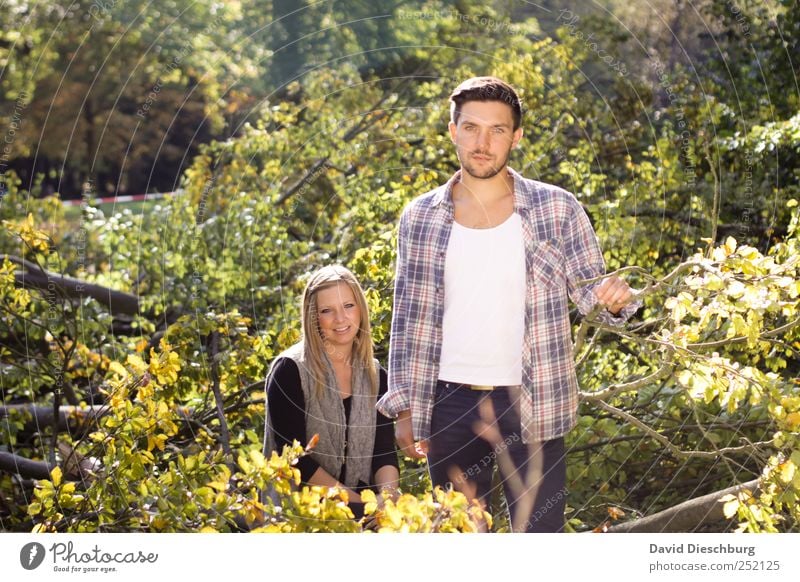 Herbstkollektion maskulin Junge Frau Jugendliche Junger Mann Paar Partner Leben 2 Mensch 18-30 Jahre Erwachsene Natur Pflanze Sommer Baum Blatt Grünpflanze grün