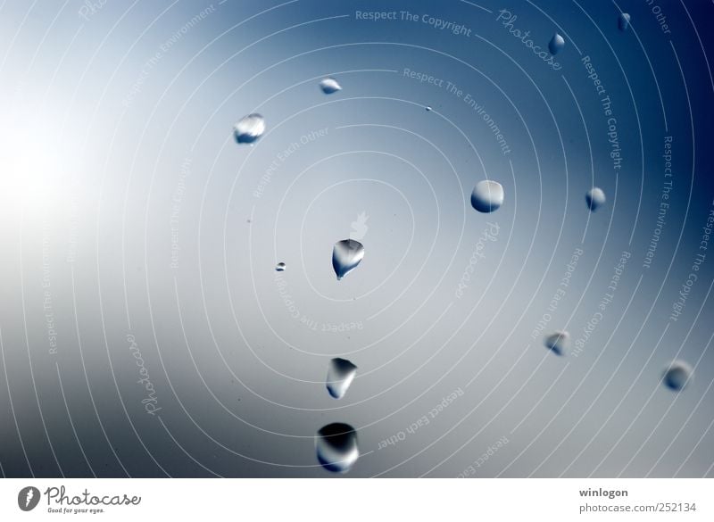 regentropfen Fenster Glas Glasscheibe Wetter vorhersagen Regen Niederschlag Wassertropfen fließen Flüssigkeit Kunst Umwelt Urelemente Klima Klimawandel