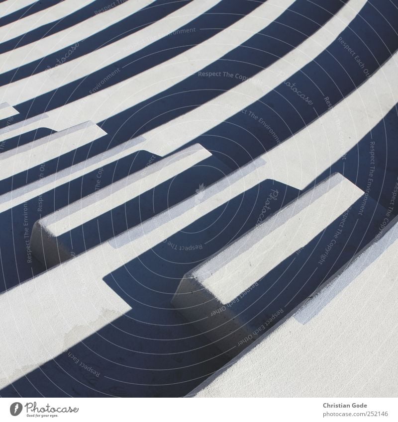 Forum Menschenleer Bauwerk Gebäude Architektur Treppe Stein Beton schwarz diagonal Tribüne Zuschauerraum Theater Freilufttheater Waldbühne Schatten