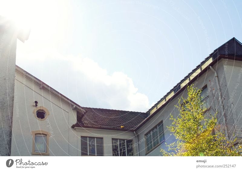 Innenhof Industrieanlage Fabrik Gebäude Mauer Wand Fassade Fenster alt Farbfoto Außenaufnahme Menschenleer Textfreiraum oben Tag Sonnenlicht Sonnenstrahlen